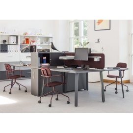 OGI A desk with 4 workspaces